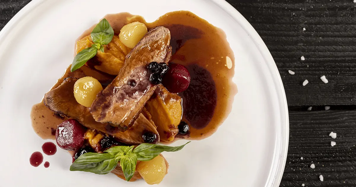 Recette de magret de canard nappé de sauce à la confiture de myrtille au Pinot Noir, cuisine sucrée-salée artisanale à Rixheim