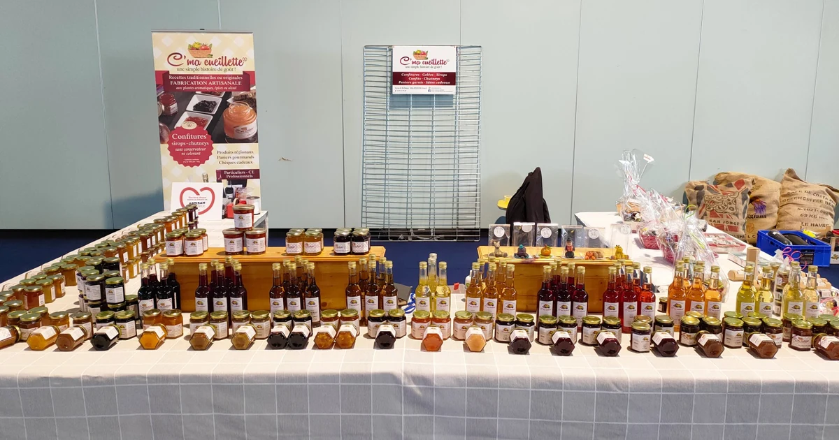 Stand C'ma Cueillette en salon, longue table de confitures, chutneys et sirops artisanaux alsaciens