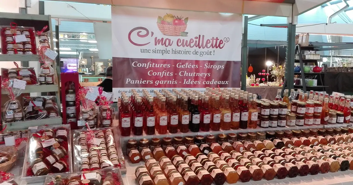 Stand C'ma Cueillette sous sa bannière, confitures, gelées et sirops artisanaux de Rixheim alignés sur la table