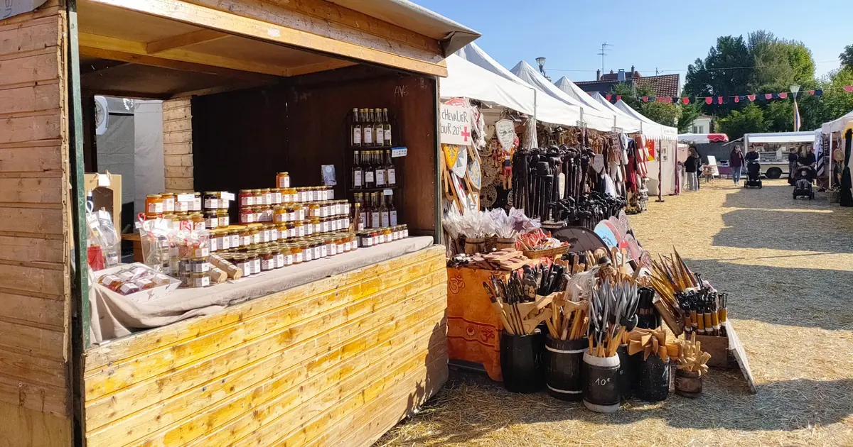 Chalet en bois de C'ma Cueillette sur un marché en plein air, pots de confitures et sirops en vitrine